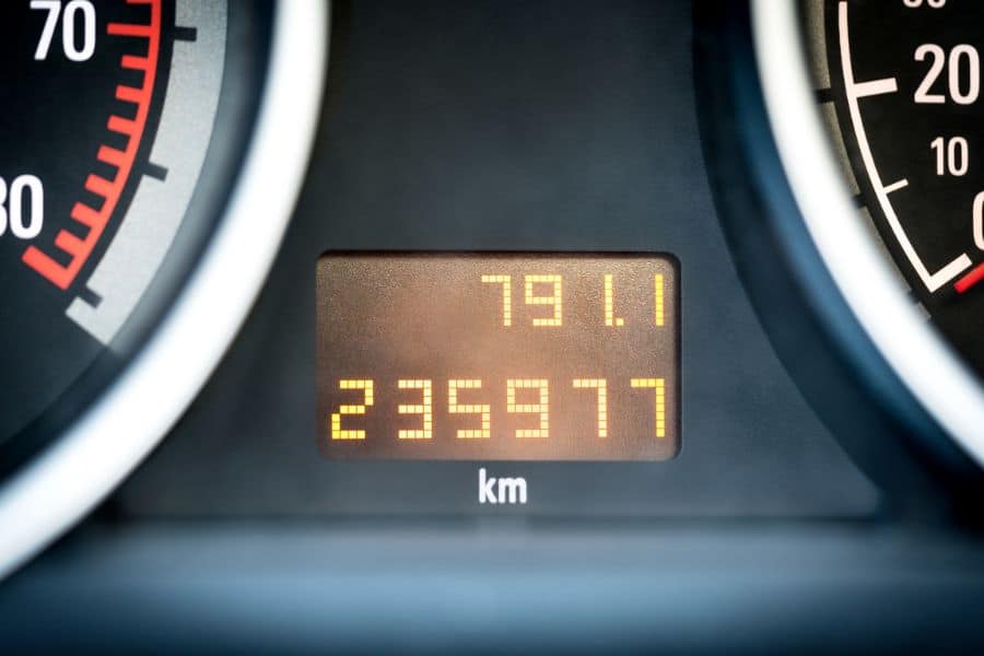 Read more about the article Cara Membaca Odometer Mobil, Sangat Mudah!