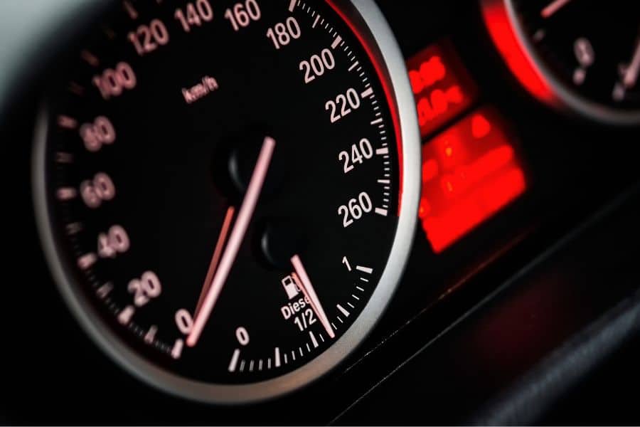 Read more about the article Jarum Speedometer pada Sebuah Mobil Menunjukkan Angka 60 Berarti