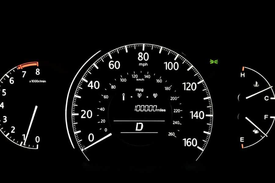 Read more about the article Ketahui 4 Perbedaan Speedometer dan Odometer, Penting!