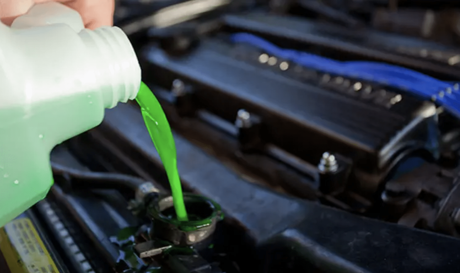 Read more about the article Perbedaan Coolant dan Air Biasa untuk Radiator Mobil