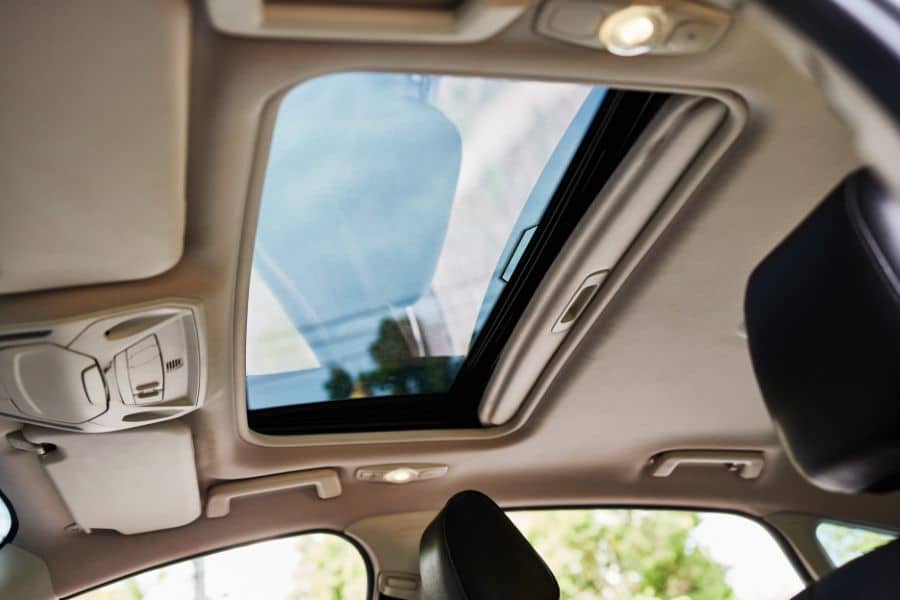 Read more about the article 6 Mobil Mitsubishi yang Ada Sunroof, Pilih yang Mana? 