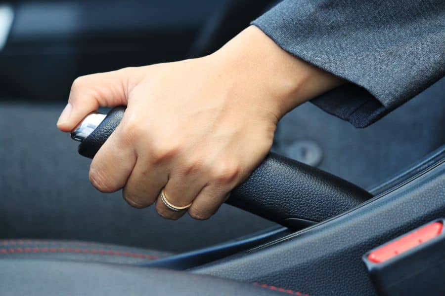 Read more about the article 5 Cara Menyetel Rem Tangan Mobil Toyota Avanza