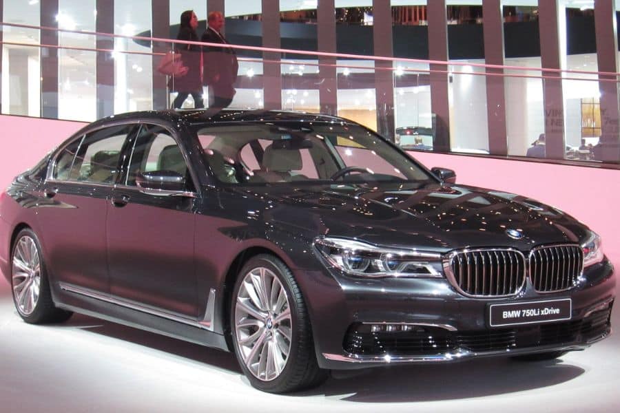 Read more about the article Review BMW 7 Series Sedan: Kasta Tertinggi Sedan dari Bimmer